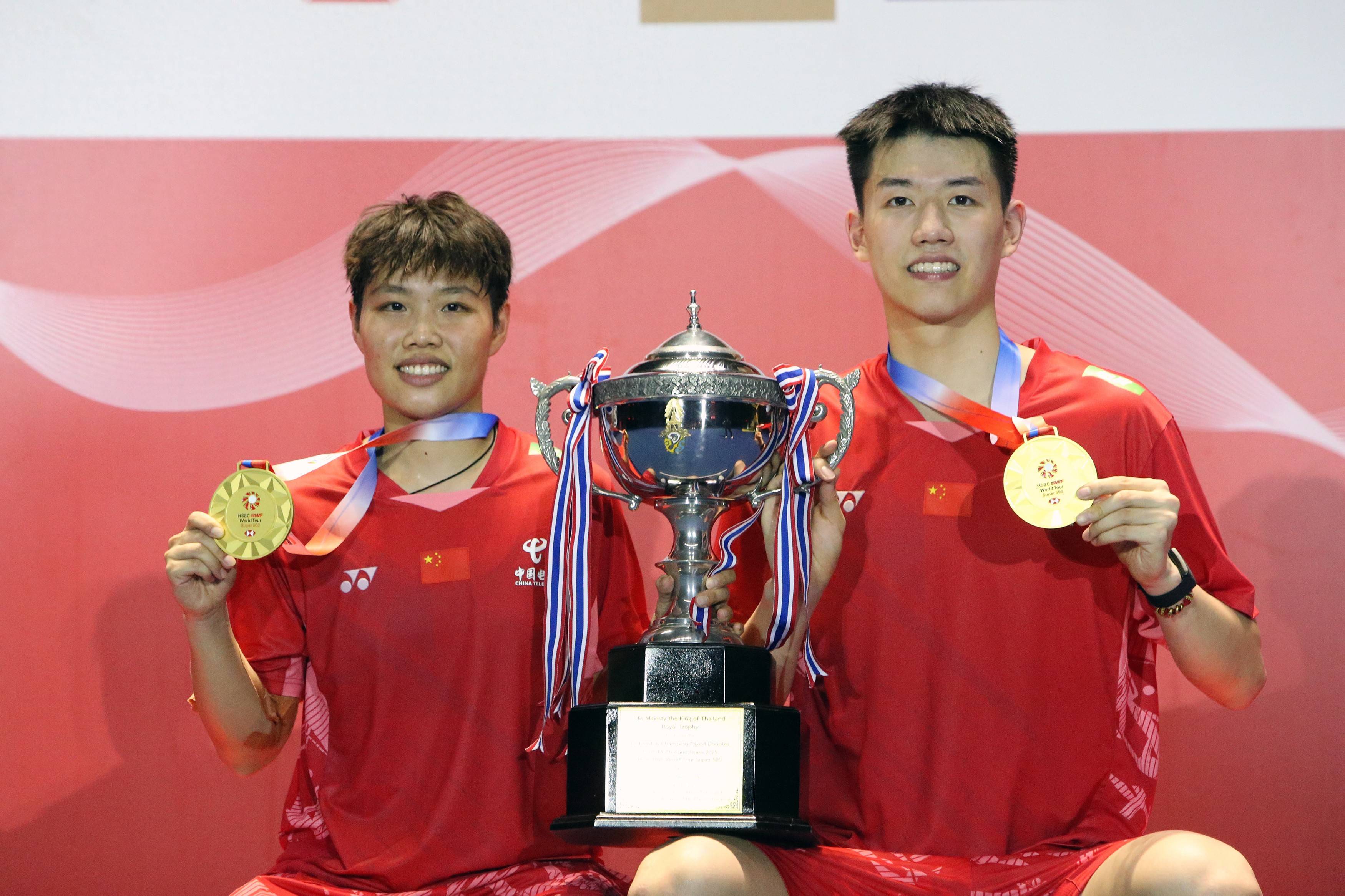 泰国羽毛球队鏖战马来西亚羽毛球队，林丹制霸全场