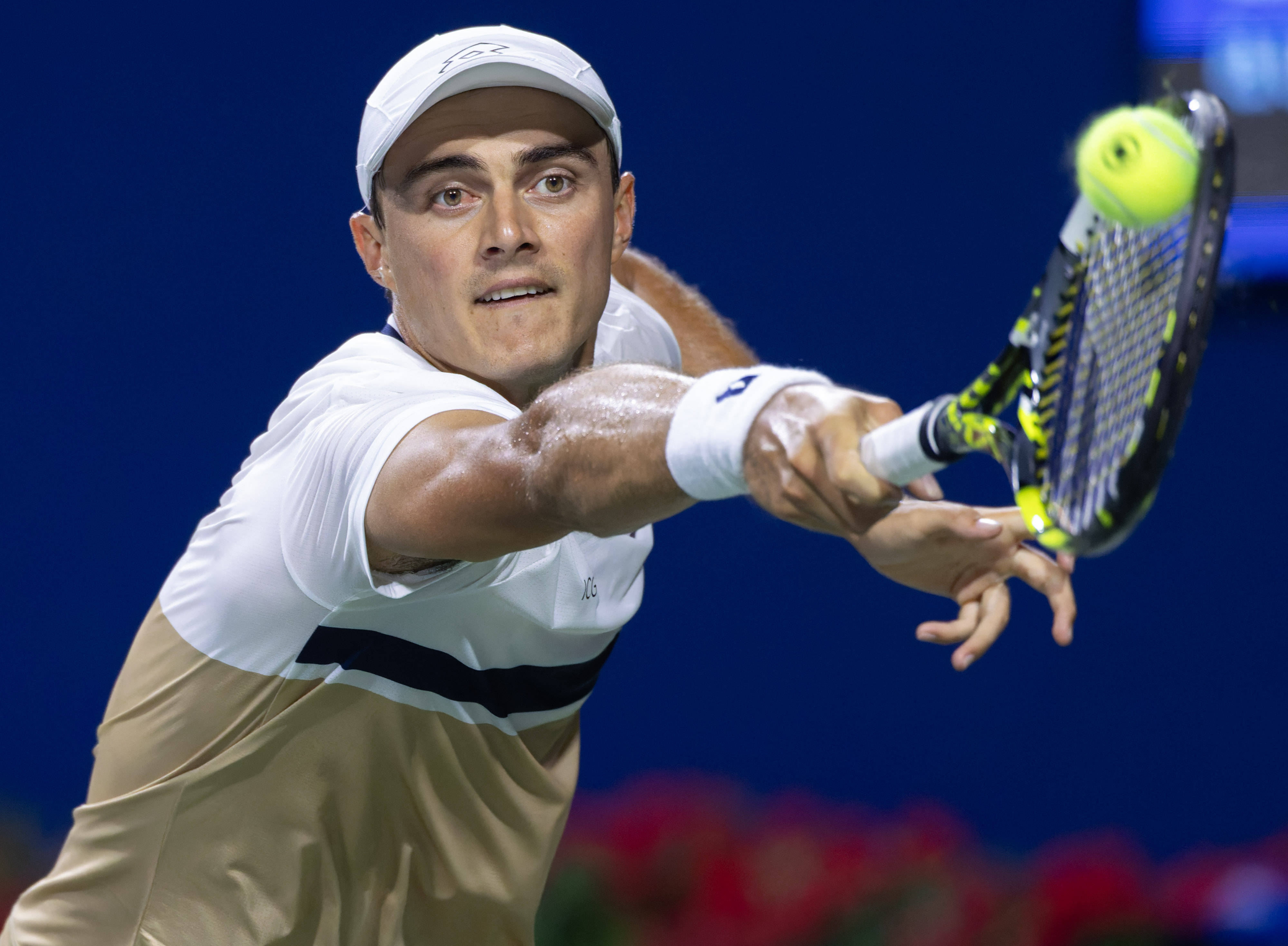 包含世界网球队完胜美国网球队，兹维列夫爆发神勇的词条