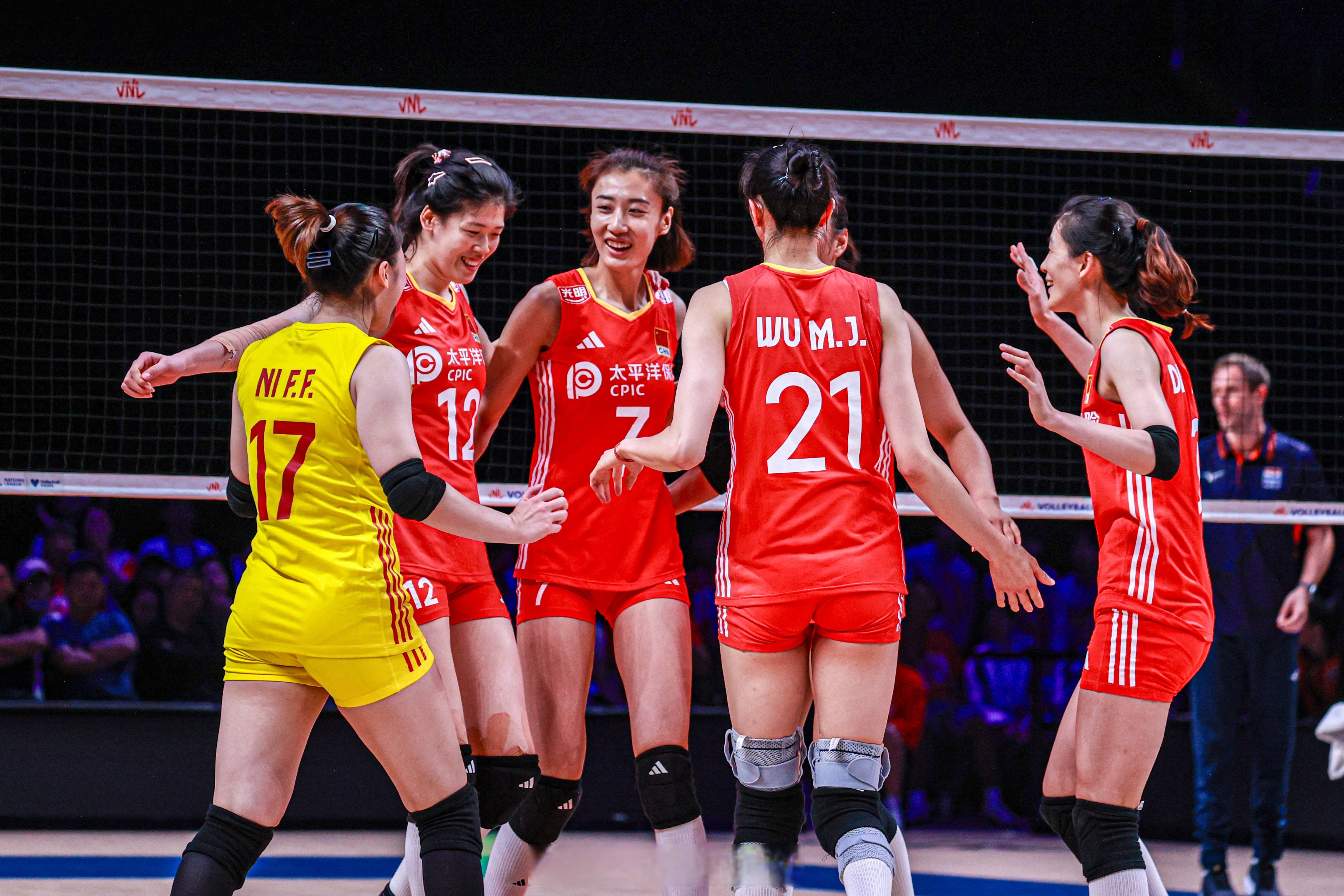 冷门频出!排球战况跌宕起伏 冷门频出!排球战况跌宕起伏